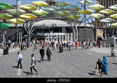 Bunte Straße Dekorationen angrenzend an Stratford Shopping Centre im Rahmen der 2012 Olympics Vorbereitungen Stockfoto