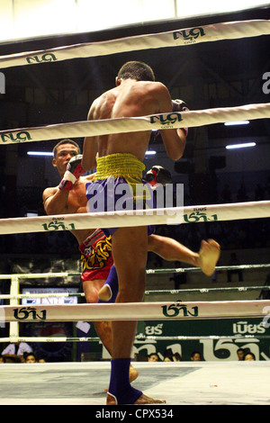 Muay Thai oder Kickboxen Kampf im Rajadamnern Muay Thai Stadion in Bangkok, Thailand. Stockfoto