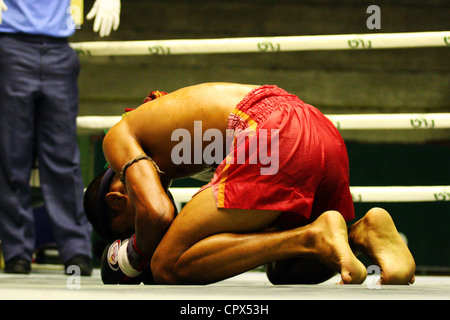 Ein Boxer in Vorbereitung auf einen Kampf im Rajadamnern Muay Thai Stadion in Bangkok, Thailand. Stockfoto