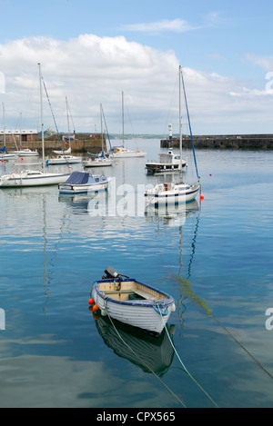 Penzance Hafen Boote ruhig noch Meer Wasserreflexionen. Stockfoto