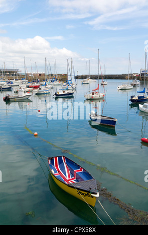 Penzance Hafen Boote ruhig noch Meer Wasserreflexionen. Stockfoto