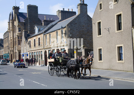 Kirkwall britische Touristen in einem Pferd gezogen Schlitten auf einer Tour durch diese historische Stadt, Hauptstadt der Orkney-Inseln Stockfoto