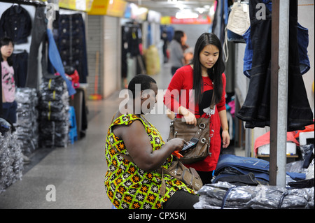 Asien China Guangzhou, fast 100.000 afrikanische Händler kaufen und Schiff Textilien und andere Waren von hier nach Afrika - Textilindustrie Textilien Bekleidung Kleidung Kleidung Stockfoto