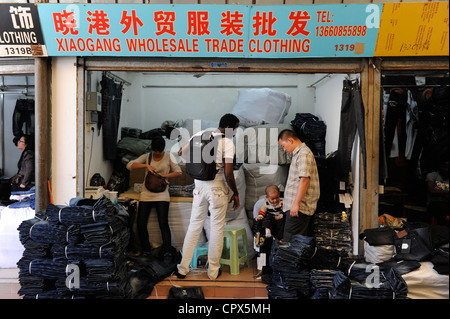 Asien China Guangzhou, fast 100.000 afrikanische Händler kaufen und Schiff Textilien und andere Waren von hier nach Afrika - Textilindustrie Textilien Bekleidung Kleidung Kleidung Stockfoto