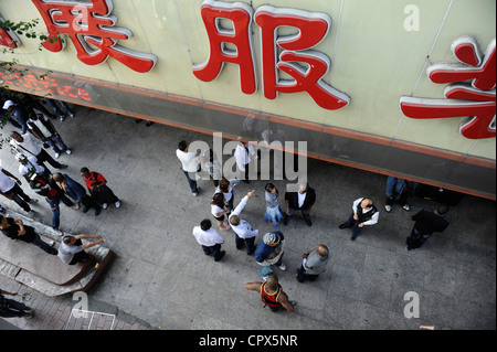 Asien CHINA Guangzhou, fast 100.000 afrikanische Händler kaufen und Schiff Textilien und andere waren von hier aus nach Afrika Stockfoto