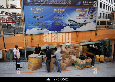 Asien China Guangzhou, fast 100.000 afrikanische Händler kaufen und Schiff Textilien und andere Waren von hier nach Afrika, Speditionen den Transport organisieren, Afrika Stockfoto