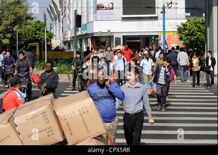 Asien CHINA Guangzhou, fast 100.000 afrikanische Händler kaufen und Schiff Textilien und andere waren von hier aus nach Afrika Stockfoto