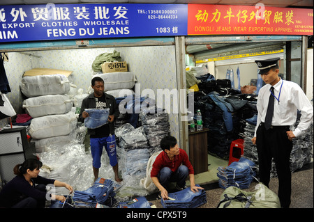 Asien China Guangzhou, fast 100.000 afrikanische Händler kaufen und Schiff Textilien und andere Waren von hier nach Afrika - Textilindustrie Textilien Bekleidung Kleidung Kleidung Stockfoto