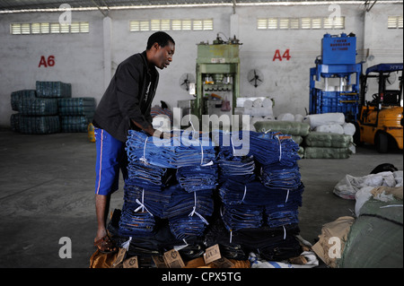 Asien China Guangzhou, fast 100.000 afrikanische Händler kaufen und Schiff Textilien und andere Waren von hier nach Afrika - Textilindustrie Textilien Bekleidung Kleidung Kleidung Stockfoto