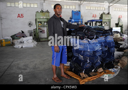 Asien China Guangzhou, fast 100.000 afrikanische Händler kaufen und Schiff Textilien und andere Waren von hier nach Afrika - Textilindustrie Textilien Bekleidung Kleidung Kleidung Stockfoto