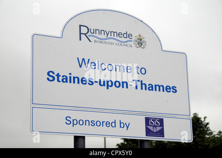 Ein "Welcome to Staines-upon-Thames" Straßenschild, Surrey, UK. Staines wurde Staines-upon-Thames am 20. Mai 2012. Stockfoto