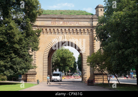 Der klassizistische Stadttor Porte Serpenoise (Tür Serpenoise) in Metz, Moselle, Lothringen, Frankreich. Stockfoto