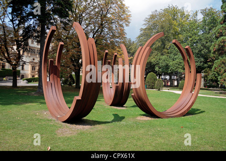 Externen Skulptur von Bernar Venet in der Nähe des Gouverneurs-Palast, Metz, Moselle, Lothringen, Frankreich. Stockfoto