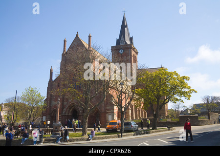 Kirkwall Orkneyinseln Vorderansicht des beeindruckenden St Magnus Cathedral überfüllt mit Besuchern Stockfoto