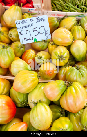 Frische Tomaten, Cuor di Bue Nostrale, zum Verkauf an Wochenmarkt in Panzano in Chianti, Toskana, Italien Stockfoto