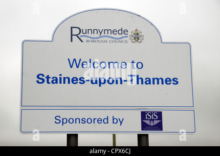 Ein "Welcome to Staines-upon-Thames" Straßenschild, Surrey, UK. Staines wurde Staines-upon-Thames am 20. Mai 2012. Stockfoto