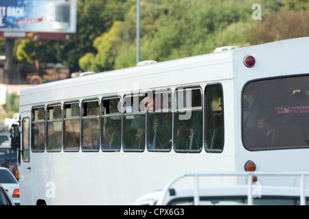 Öffentlicher Bus mit schwarzen Jungen hielt seinen Kopf aus dem Fenster, Lächeln Stockfoto