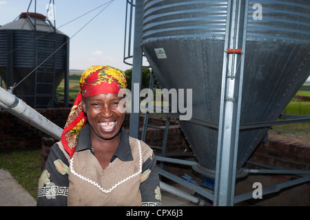 Weibliche afrikanische Landarbeiter im Freien stehen, Lachen in die Kamera Stockfoto