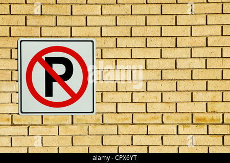 Nahaufnahme eines Zeichens Parken auf einer Facebrick Wand Stockfoto