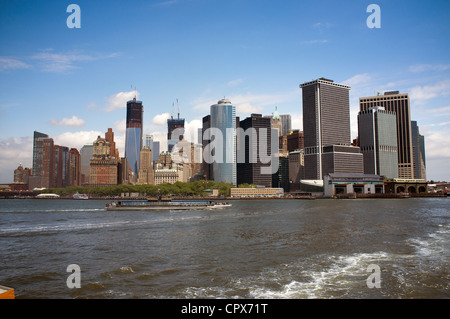 Downtown Manhattan gesehen vom Hafen von New York USA Stockfoto