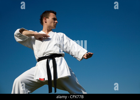 Karatetraining im kimono Stockfoto