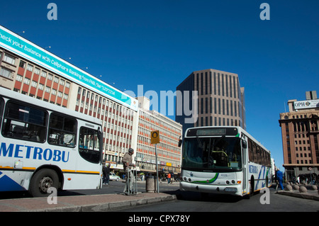 Stadtbild Bild, mit Menschen und Bussen, Johannesburg Stockfoto