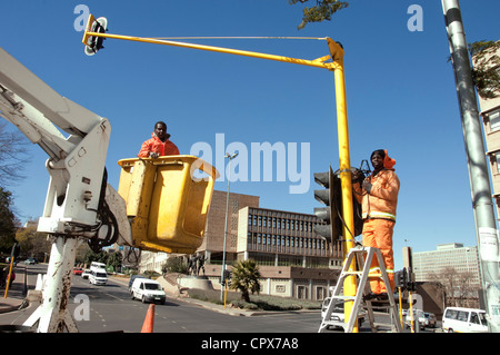 Städtische Arbeiter reparieren eine Ampel Stockfoto