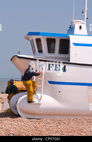Fischer mit kommerziellen Fischfang Boot Dungeness Kies Strand Kent UK Stockfoto