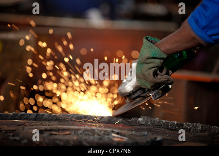 Schleifen ein industriellen Magneten in einer Magnet-Fabrik, Gauteng, Südafrika Stockfoto