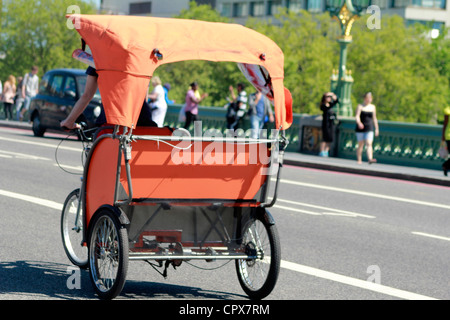 Fahrradrikscha an der Wensminster Brücke, London Stockfoto