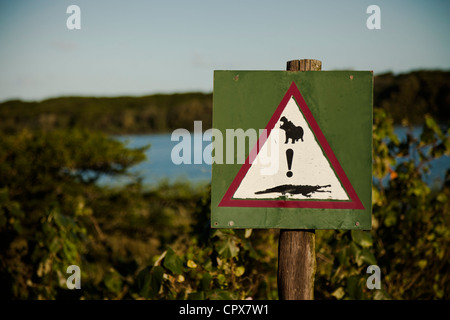 Nahaufnahme von Zeichen Warnung Menschen von Flusspferden und Krokodilen Stockfoto