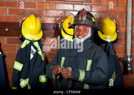 Ein Feuerwehrmann, auf seine Ausrüstung & Kleidung Stockfoto