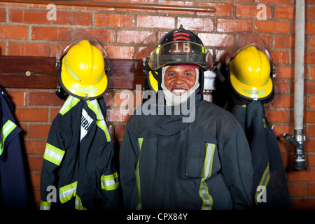 Ein Feuerwehrmann, auf seine Ausrüstung & Kleidung Stockfoto