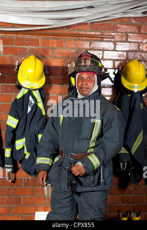 Ein Feuerwehrmann, auf seine Ausrüstung & Kleidung Stockfoto