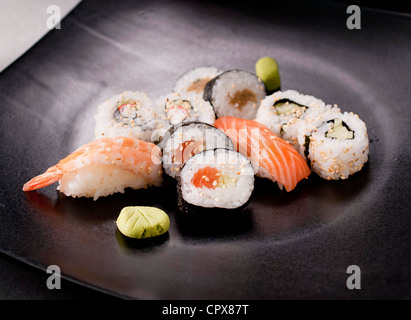 Sushi mit Sojasauce und wasabi Stockfoto