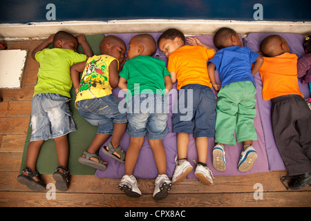 Gruppe von Kindern schlummern auf Stock Stockfoto