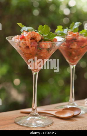 Zwei Gläser voll von mexikanischen Coctel de Camarones (Shrimps cocktail) mit Garnelen, Koriander und würzige Tomatensauce gemacht. Stockfoto