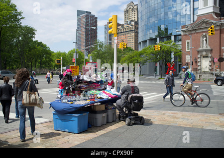 Straßenhändler auf Mobilität Roller South Ferry Manhattan New York USA Stockfoto