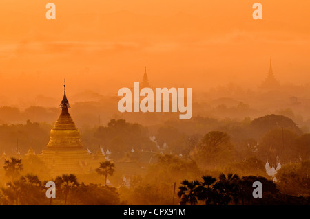 Myanmar (Burma), Mandalay-Division, Mandalay vom Mandalay Hill, Blick über Kuthodaw Pagode und die Stadt Mandalay Stockfoto