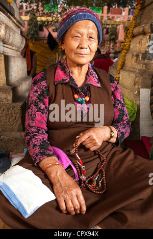 Tibetisch-buddhistische Pilger beten in der Mahabodhi Tempel, Bodh Gaya, Bihar, Indien Stockfoto