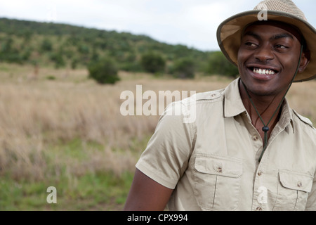 Einem afrikanischen Mann gekleidet in Khaki und draußen Stockfoto