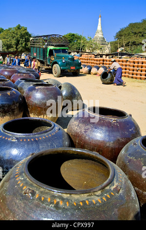 Myanmar Burma Mandalay Abteilung Bagan Pagan Old Bagan Markt von Ananda Festival unweit von Ananda Pagode Verkauf von Tonkrügen Stockfoto