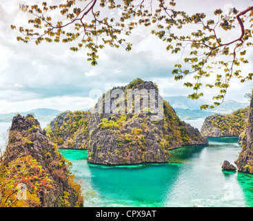 Tropischen Lagune auf dem Weg zum Kayangan See. Coron Insel Stockfoto