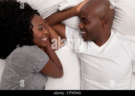 Junge schwarze paar gemeinsam auf einem Bett liegend Stockfoto