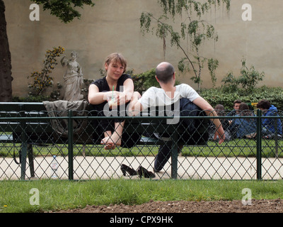 Liebhaber auf einer Parkbank in Paris, Frankreich, 9. Mai 2012, © Katharine Andriotis Stockfoto