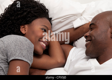 Junge schwarze paar gemeinsam auf einem Bett liegend Stockfoto