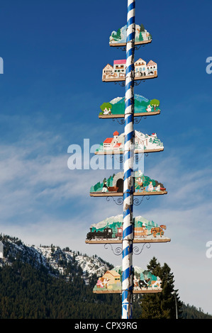 Eine dekorative Maibaum steht groß in der bezaubernden bayerischen Dorf Leavenworth, Washington. Stockfoto