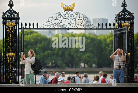 Touristen, die Fotos, die vor dem Wassertor der Royal Naval College in Greenwich, London, England. Stockfoto