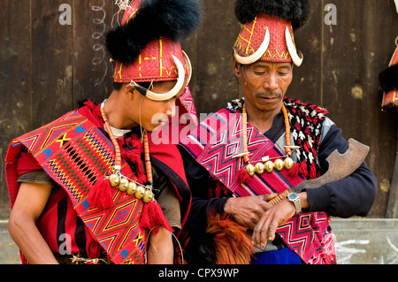 Myanmar (Burma), Sagaing Division, Leshi Naga Konyak Stämme gekleidet bis zur Teilnahme an den Feierlichkeiten zur Naga Neujahr Stockfoto