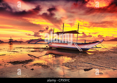 Traditionelle philippinische Boot Bangka bei Sonnenuntergang Stockfoto